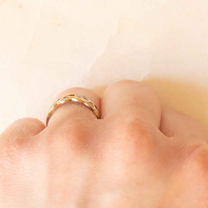 Anello vintage intrecciato in oro giallo e bianco 9K con diamanti (0.04ctw ca.), anni ‘70