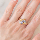 Anello bypass in oro giallo 9K con tanzaniti (0.91ctw ca.) e zaffiri bianchi