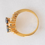 Toi et Moi francese vintage in oro giallo 18K con zaffiri di taglio smeraldo (0.80ct ca.) e diamanti di taglio brillante (0.20ct ca.), anni ‘70