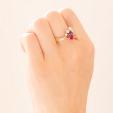 Ring aus 14-karätigem Gelb- und Weißgold mit synthetischem Rubin (ca. 0.90 ct) und Diamanten im Brillantschliff (ca. 0.50 ctw), 20er Jahre