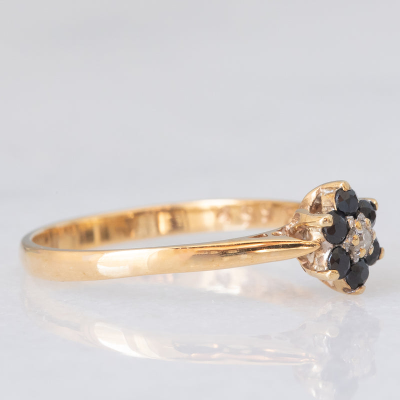 Anello a fiore vintage in oro giallo 9K con zaffiri (0.24ctw ca.) e diamante, anno 1984