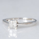 Anello “solitario” vintage in oro bianco 9K con illusion setting diamanti di taglio princess (0.15ctw ca.), anni ‘80/‘90