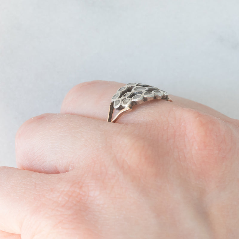 Anello antico in oro giallo 14K e argento con diamanti di taglio rosetta, primi del ‘900