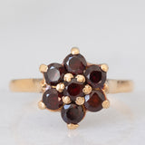 Anello a fiore vintage in oro giallo 9K con granati (0.70ctw ca.), anno 1966