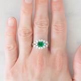 Anello vintage in oro bianco 18K con smeraldo (0.68ct ca.) e diamanti di taglio brillante (0.89ctw ca.), anni ‘70