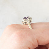 Anello a margherita vintage in oro bianco 14K con ametista (0.70ct ca.) e diamanti (0.50ctw ca.), anni ‘70