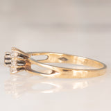 Anello a margherita in oro giallo 9K con zaffiro (0.08ct ca.) e diamanti (0.06ctw ca.), anni ‘70/‘80