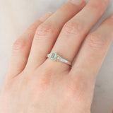 Trilogy moderno in oro bianco 9K con smeraldo (0.40ct ca.) e diamanti (0.03ctw ca.), anno 2007