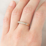 Anello vintage in oro giallo 9K con diamanti (0.10ctw ca.) e scritta traforata “MUM”, anni ‘80/‘90