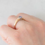 Trilogy vintage in oro giallo 9K con tanzanite (0.35ct ca.) e diamanti di taglio brillante (0.05ctw ca.), anni ‘90
