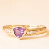 Anello vintage in oro giallo 9K con ametista di taglio trillion (0.45ct ca.) e diamanti di taglio brillante (0.09ctw ca.), anni ‘70