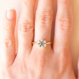 Vintage-Gänseblümchenring aus 14-karätigem Gelb- und Weißgold mit Smaragd (ca. 0.12 ct) und Diamanten im Brillantschliff (ca. 0.42 ctw), 60er/70er Jahre