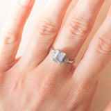 Vintage-Ring im Art-Déco-Stil aus 9-karätigem Weißgold mit blauem Topas (ca. 1.40 ct) und Diamanten (ca. 0.02 ctw),