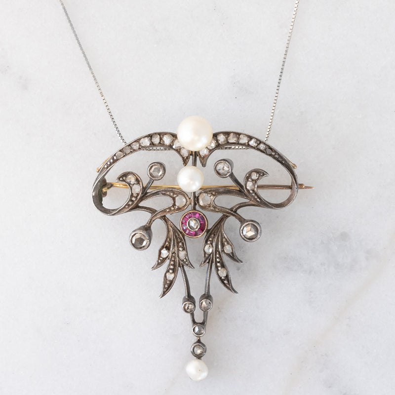 Collana con pendente/spilla Art Nouveau in oro giallo 18K e argento con diamanti di taglio rosetta (0.50ctw ca.), rubini e perle bianche, anni ‘10/‘20