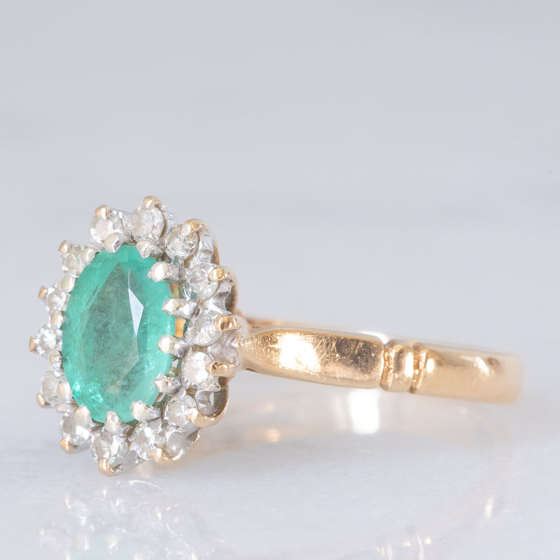 Anello a margherita vintage in oro giallo e bianco 9K con smeraldo (0.70ct ca.) e diamanti (0.20ctw ca.), anni ‘80