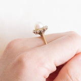 Vintage-Gänseblümchenring aus 14-karätigem Gelb- und Weißgold mit weißer Perle und Diamanten im Brillantschliff (ca. 0.18 ctw), 70er Jahre