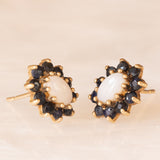Boucles d'oreilles vintage en forme de fleur en or jaune 9 carats avec saphirs (environ 0.40 ct au total) et opales (environ 0.30 ct au total), années 80
