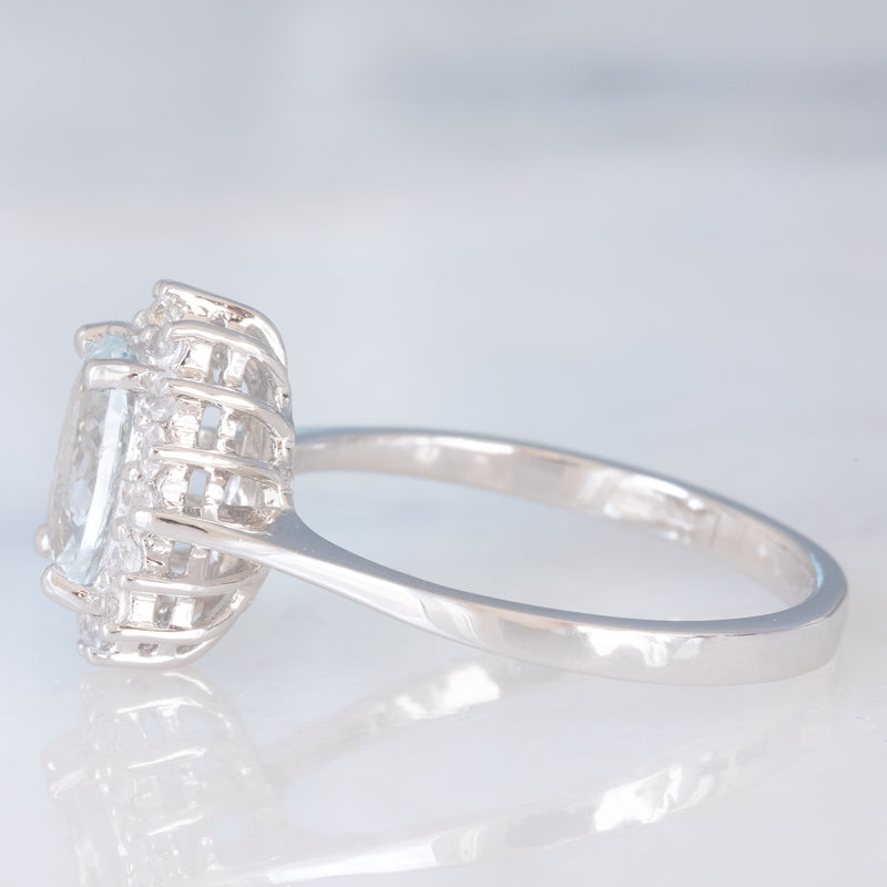 Anello a margherita in oro bianco 9K con acquamarina (1ct ca.) e diamanti di taglio brillante (0.16ctw ca.), anno 2006