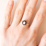 Vintage-Gänseblümchenring aus 9-karätigem Gelbgold mit Opal (ca. 0.22 ct) und Saphiren (ca. 0.30 ctw), Jahr 1986