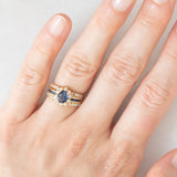 Anello a fascia + a margherita vintage in oro giallo 14K con zaffiri (0.65ctw ca.) e diamanti (0.25ctw ca.), anni ‘70