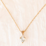 Vintage-Halskette mit Kette aus 9-karätigem Gelbgold und Anhänger aus 9-karätigem Gelb- und Weißgold mit blauem Topas im Herzschliff (ca. 0.60 ct), ca. 90er Jahre.