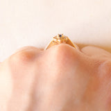 Anello a fiore vintage in oro giallo 14K con zaffiro (0.08ct ca.) e diamanti di taglio brillante (0.20ctw ca.), anni ‘80