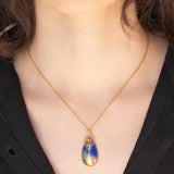 Collana moderna con filo di vetri blu e con pendente in oro giallo 18K con lapislazzuli, smeraldo e diamante