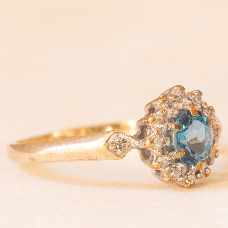 Anello a margherita in oro giallo e bianco 9K con topazio azzurro (0.40ct ca.) e diamanti (0.12ctw ca.), anno 1989