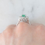 Anello a margherita vintage in oro bianco 14K con smeraldo (1ct ca.) e diamanti di taglio brillante (0.72ctw ca.), anni ‘70/‘80