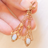 Orecchini pendenti vintage in stile Art Nouveau in oro giallo 8K con opali (0.80ctw ca.) e perline bianche