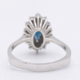 Anello a margherita navette vintage in oro bianco 14K con zaffiro (0.60ct ca.) e diamanti (0.42ctw ca.), anni ‘70