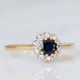 Anello a margherita vintage in oro giallo e bianco 9K con zaffiro (0.30ct ca.) e diamanti (0.10ctw ca.), anni ‘80