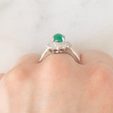 Anello a margherita in platino con smeraldo cabochon (1.35ct) e diamanti (1.13ctw), anni ‘70/‘80