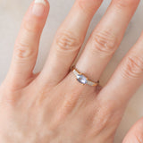 Solitario moderno in oro giallo 9K con tanzanite (0.70ct ca.) e zirconi bianchi