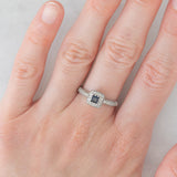 Anello a margherita vintage in oro bianco 9K con zaffiro di taglio carré (0.20ct ca.) e diamanti (0.38ctw ca.), anni ‘90/anni ‘2000