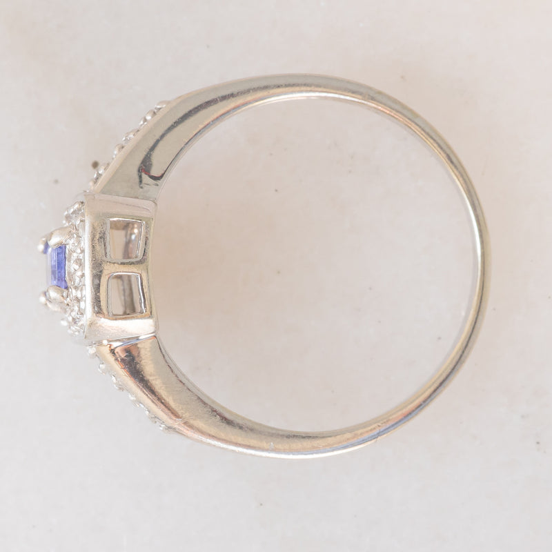 Anello a margherita in oro bianco 9K con tanzanite (0.30ct ca.) e diamanti (0.15ctw ca.), anni ‘90