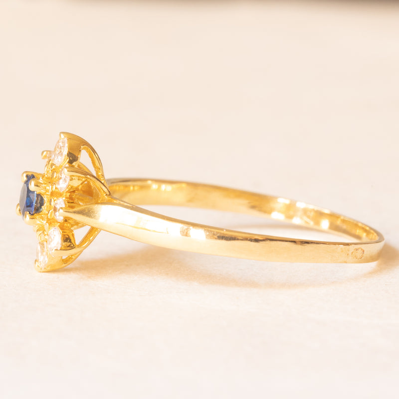 Anello a margherita vintage in oro giallo 14K con zaffiro (0.20ct ca.) e diamanti di taglio brillante (0.26ctw ca.), anni ‘70