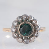 Anillo antiguo de oro amarillo de 14 quilates y plata con margaritas, topacio azul (aprox. 0.40 ct) y diamantes talla rosa (aprox. 0.22 ct), principios del siglo XX.