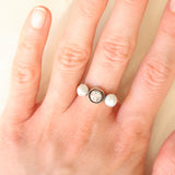 Trilogy antico in oro giallo 18K e argento con perle bianche e diamante di taglio vecchia miniera (0.48ct ca.), anni ‘10/‘20