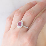 Anello a margherita moderno in platino con rubino (1.51ct) e diamanti (0.72ctw), anni ‘2000