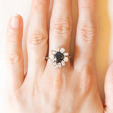 Vintage-Gänseblümchenring aus 18-karätigem Weißgold mit Saphir (ca. 2 ct) und Diamanten im Brillant- und Marquise-Schliff (ca. 1.40 ctw), 70er Jahre