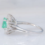 Anello a margherita vintage in oro bianco 14K con smeraldo (1ct ca.) e diamanti di taglio brillante (0.72ctw ca.), anni ‘70/‘80
