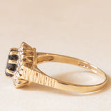 Anello a margherita vintage in oro giallo e bianco 9K con zaffiro (0.50ct ca.) e diamanti (0.04ctw ca.), anno 1992