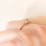 Anello a fiore vintage in oro giallo e bianco 9K con smeraldo (0.08ct ca.) e diamanti (0.06ctw ca.), anni ‘70
