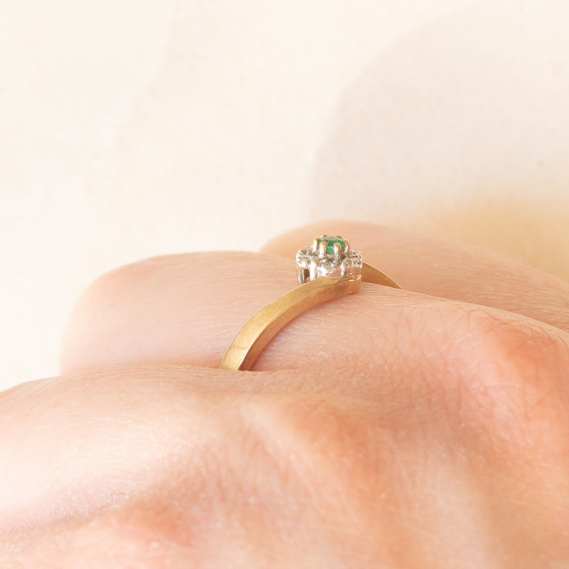 Anello a fiore vintage in oro giallo e bianco 9K con smeraldo (0.08ct ca.) e diamanti (0.06ctw ca.), anni ‘70