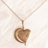 Vintage-Halskette mit Kette aus 9-karätigem Gelbgold und drehbarem herzförmigem Anhänger mit „Love“-Schriftzug aus 9-karätigem Gelbgold mit Diamanten