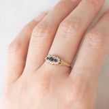 Anello vintage in oro giallo 9K con zaffiri (0.20ctw ca.) e diamanti (0.18ctw ca.), anni ‘70/‘80