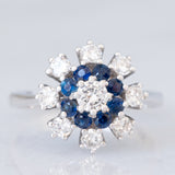 Anello a fiore vintage in oro bianco 14K con diamanti di taglio brillante (0.84ctw ca.) e zaffiri (0.32ctw ca.), anni ‘70