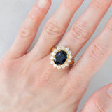 Anello a margherita vintage in oro giallo 18K con zaffiro (4.40ct ca.) e diamanti di taglio brillante (1.68ctw ca.), anni ‘70/‘80