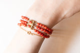 Vintage dreisträngiges Armband aus orangefarbenen Korallenperlen mit Verschluss aus 14 Karat Gelbgold und orangefarbener Koralle, 60er Jahre
